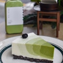 1️⃣Matcha cheesecake [5500KRW ~>$6.60]
Limited to only 16 pieces per day, be there early or pm to reserve!✨ Comprising of triple layers of matcha flavours with increasing intensity: no.3 > 4 >5, the bulk of the cheesecake is still an original cream cheese flavour lying on a base of Oreo cookie crumble.