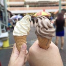 [jelly星期二] Harvest Soft-serve: D24 durian $2.50 and Chocolate $1.50 each cone ❣Great for warm weathers but they melted way too fast to curb the heat..