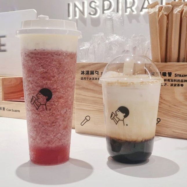 Trying the Berry Bang Cheezo (strawberry + blueberry) ($8.70) and the newly-launched Brulee Bobo ($4.50, small size) drink at Heytea's newest outlet at Clarke Quay!