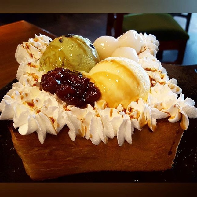 Japanese Matcha & Ogura Honey Toast 😋 #throwback #latergram #sabbyisafoodie #burpple #igsg #sgig #instadaily #instagood #instafood #instadessert #teatime #icecream #matcha #honeytoast #dessert #dessertlover #dessertsg #sgeats #cafe #cafesg #shiok #yummy #happy #watanabecoffee #watanabecoffeesg #singapore #sg