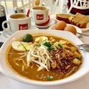Mee Siam for breakfast - this was considered a lot for me - but i just got to have it cos it was one of those days when you just feel like eating something tangy...!!