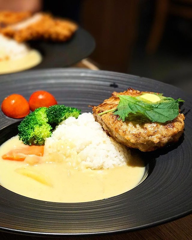 One of the most tender hamburg patties I've had 😋, paired with rich, creamy Hokkaido white curry (made with Hokkaido milk) - what's not to like??