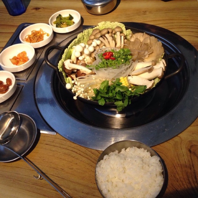 Majestic Beoseot (Korean Mushroom Steamboat) 