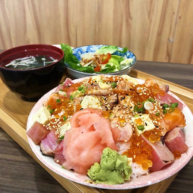 May today be filled of positive energy, as bountiful as this bowl of aburi Chirashi!