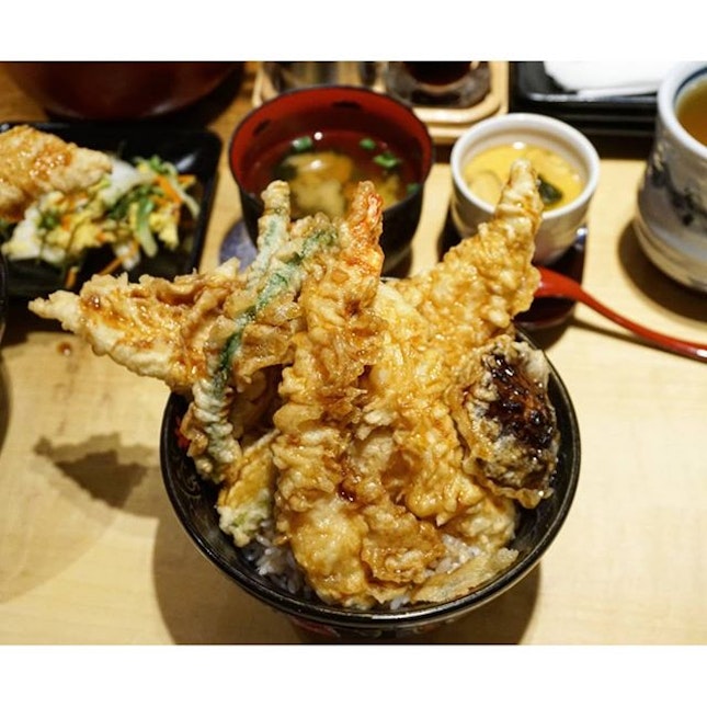 An hour's queue for this bowl of deep fried goodness with a hidden egg 😍 #tendon #ginzatendonitsuki #tempura #japfood #sgfoodie #burpple #instafood #igfood #chawanmushi #misosoup