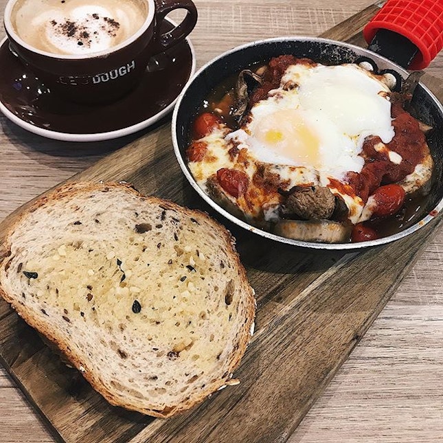 one of my new fav cafes (???) for brunch — skillet baked eggs w grilled veges + a cappuccino 🤤 both food n coffee r really good, n i love dipping the garlic buttery toasted multi grain bread into the gooey yolk n tomato saucey mixture!!