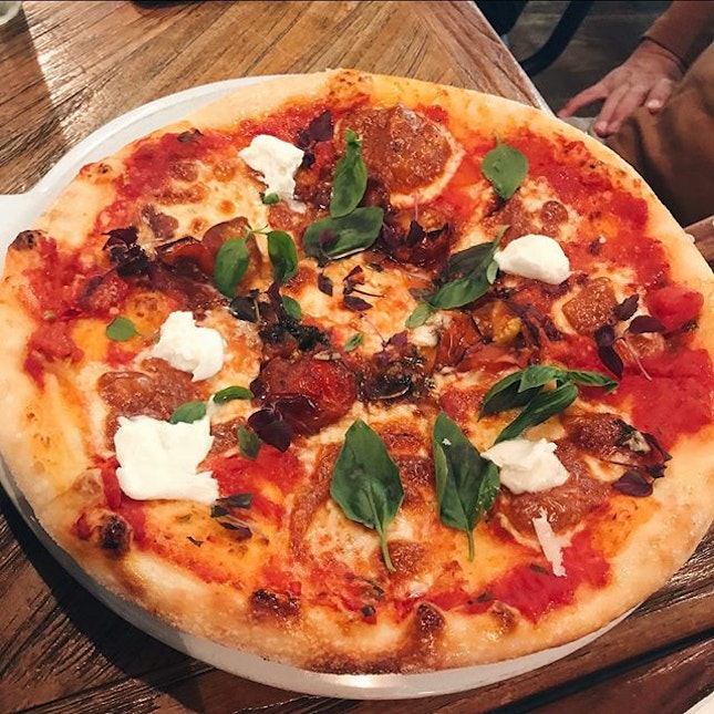 those who know me will know that pizza is my fav savoury food in the world; so when i visited @jamiesitaliansg ofc i had to get their margherita!!!!