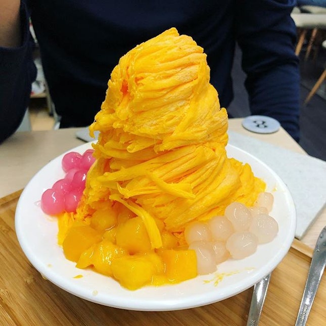 Because Ah Chew has a queue...and there’s durian taste at the bottom our mango 🤢 #letsguide #burpple #foreverhungry #singaporeeats #instagood #chope #hungryeatwhat #hungryeatwhere #foodie #foodiesg #hungrygowhere #chope #entertainerapp #sgfood