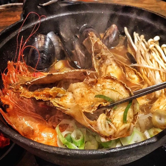 MASIZZIM
---------------
SPICY SEAFOOD STEW
---------------
A sizzling pot of SPICY LEVEL 4 seafood stew brimming with crayfish, prawns, mussels, squid and mushrooms in a flavorful clam-based broth!