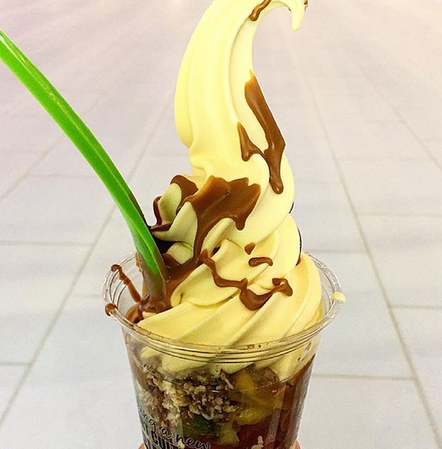 LLAO LLAO
---------------
MANGO YOHURT SOFT SERVE
---------------
A different rendition from the usual yoghurt soft serve, this mango parfait was greatly enjoyed topped with a choice of sauce, 3 fruits and 2 toppings!