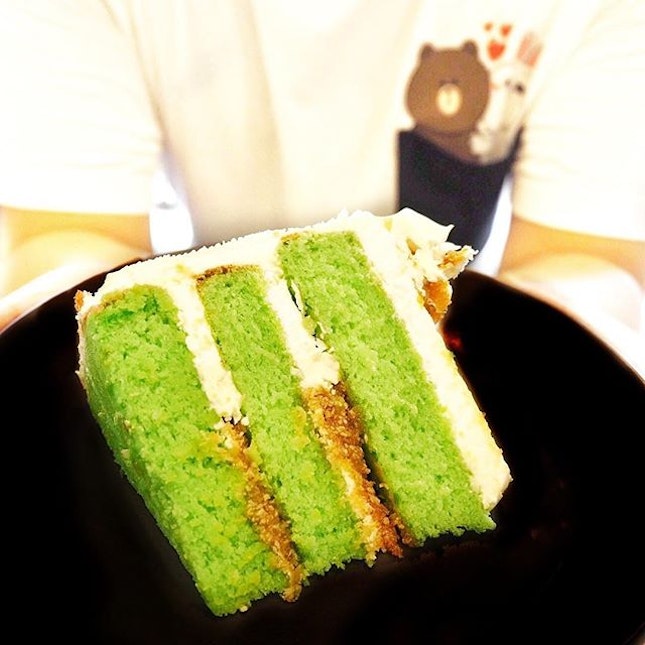 Ondeh Ondeh Cake
☻☻☻☻☻☻☻☻☻☻
Ole ole ole ole
Here's a cake that's like your Oneh oneh
With pandan sponge
And desiccated coconut for a bit of crunch
And coconut buttercream
That makes the taste supreme
A taste of gula melaka
Which makes me go wahaha😄!