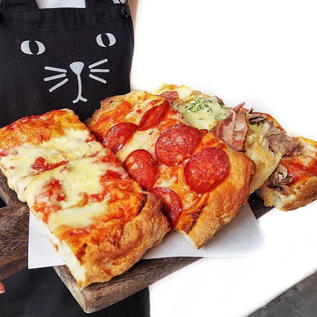 Assorted Pizzas
☻☻☻☻☻☻☻☻☻☻
Who would have expected four large slices of pizzas at such an affordable price!