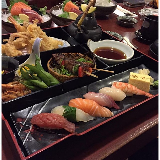 Bento Set = assorted sushi, mixed tempura, beef cubes on skewers.