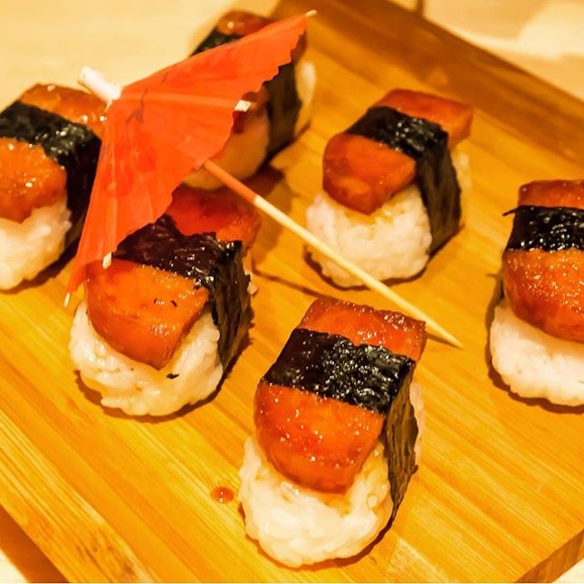 Musubi – Caramelised Luncheon Meat Sushi
Musubi is luncheon meat coated with the most addictive super-secret sauce and served à la sushi style with sushi rice.