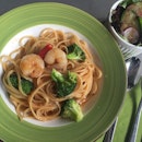 $13 Lunch Special 🍽
[]
Linguine with broccoli & shrimp, in extra virgin olive oil 🍝 with a side salad 🍃 add $2 for coffee or tea ☕️
[]
A great place to still have a decent sit down lunch when you are under time pressure.
