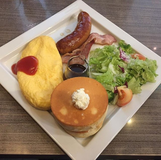 Omulet Plate ($18.80) 🍳 Mini Soufflé Omulet & Mini Soufflé Pancake with Sausage & Bacon 🥓 Waited almost 30mins for this dish & I must say 'NOT Worth the wait'!