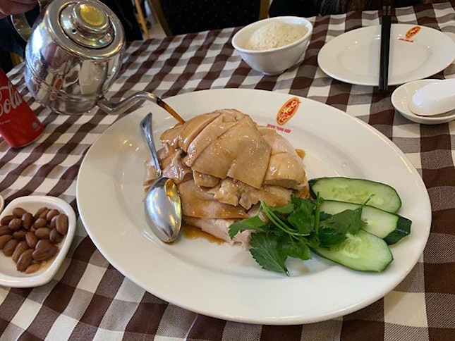 My 1st Boon Tong Kee & I didn’t mean my 1st in 2020 but literally my 1st taste of this famous chicken rice chain 😂
This Signature Boiled Chicken ($20) was indeed tender & tasty!