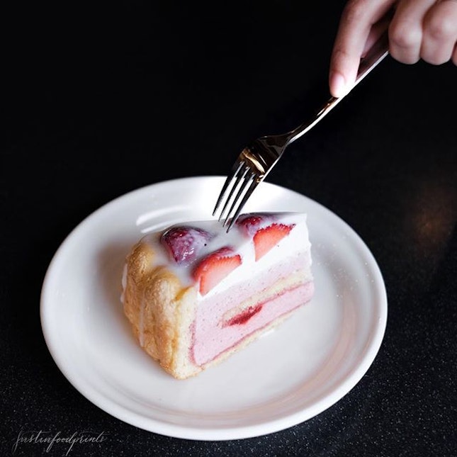 Strawberry Cake (410 JPY = S$5.20).