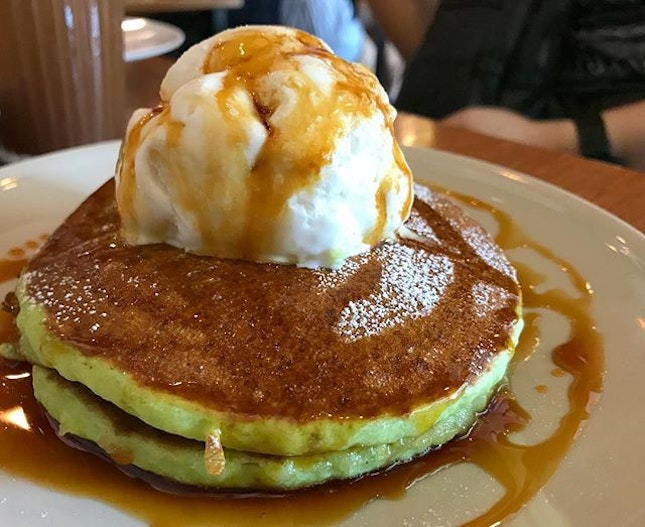Weekend brunch at @tolidosnook :)
Pandan pancakes 🥞 with a scoop of coconut ice cream 😍💚!