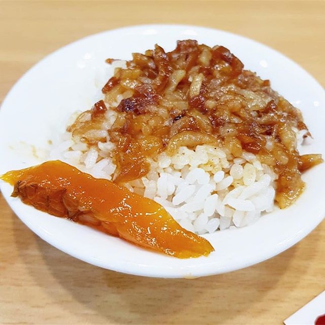 [Taiwan, Taipei🇹🇼] Taiwan’s legendary food staple - Braised pork rice 😍😍 They take pride in this dish and you can find it easily in most food stalls.
