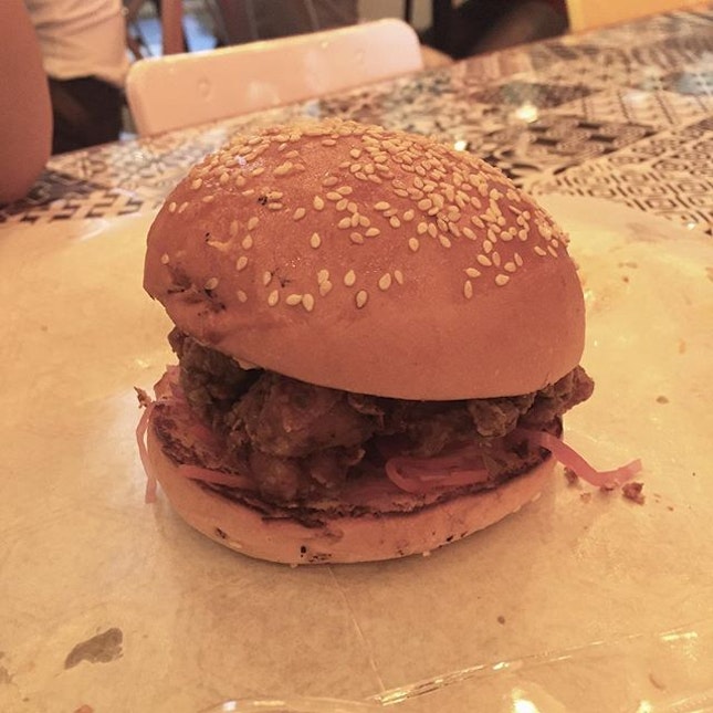 Buttermilk Fried Chicken Burger 🤤🤤
-------------------------------------------------
#burger #wolfburgers #pasarbella #chickenburger #suntec

#instafood #instafood_sg #eatoutsg #singapore #exploresingapore #exploresingaporeeats #exploreflavours #instafoodies #sgfoodies #foodinsing #foodinsingapore #singaporefoodies #sgmakandiary #foodporn #burpplesg #burpple