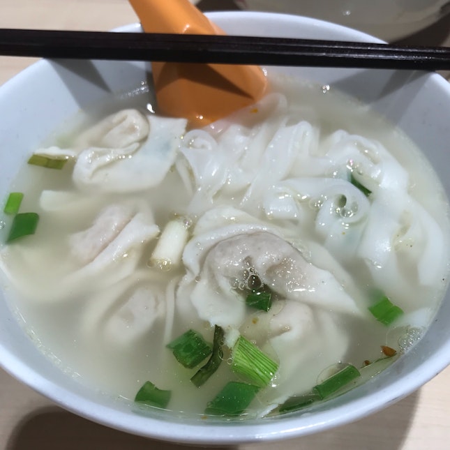 Kuay Teow With Fish Dumpling Soup