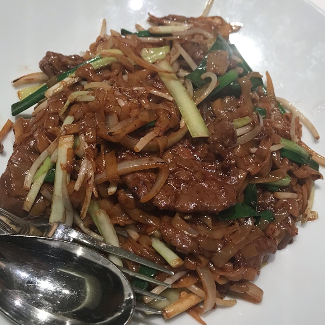Wok Fried Rice Noodles With Sliced Beef, Bean Sprout And Shredded Onion ($26)