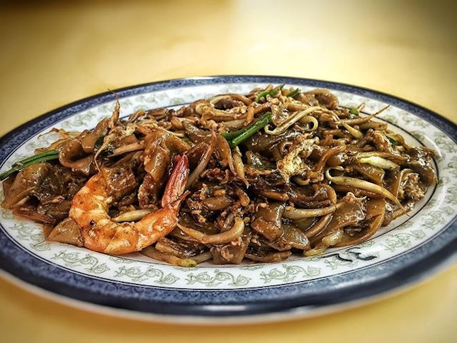 🍽 Hill Street Char Kway Teow SGD 3 Nett 🍽 It is laudable that no matter the queue, Uncle will still painstakingly fry his kway teow one plate at a time so that each plate gets his equal attention.