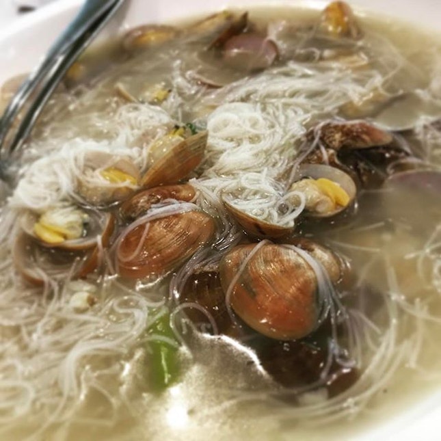 Superior stock clam bee hoon #啦啦米粉 S$24 for medium portion, suitable for 3-4 pax.