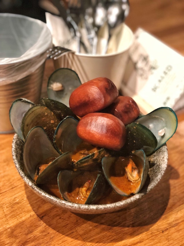 Curry Mussels with Mantou($16)