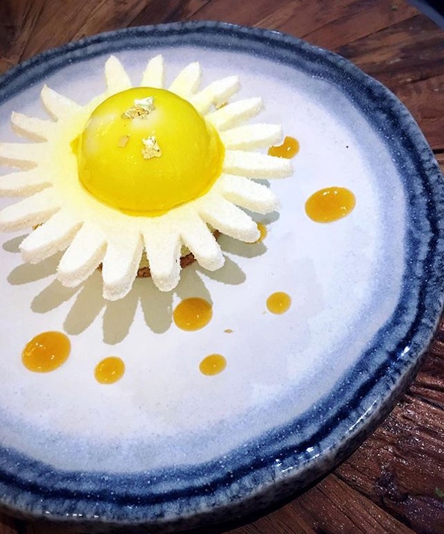 "Sunny" (Chamomile Espuma, Ginger Lime Fluff, Camomile Honey Parfait, Almond Sponge, Peach infused Peppermint Tea, Coconut Biscuit, Lemongrass Apricot Coulis)
Beautiful as it was, the dessert was light and pleasant with the subtle touch of Camomile fragrance.