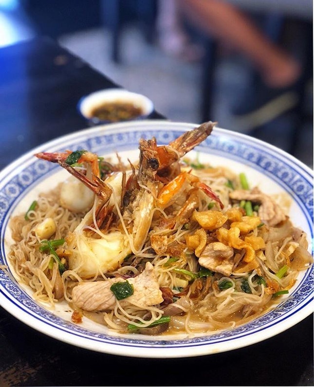 They’re popular for their prawn mee soup with rich broth and big prawns; but try this big prawn White Beehoon on their menu b’cos it is the real dark horse.