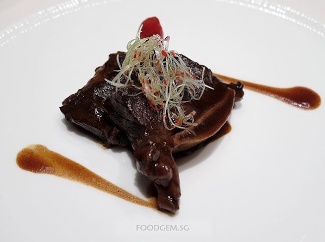 The Western beef short ribs are infused with assorted Chinese spices (star anise, cinnamon, bay leaf, bean sauce and fermented bean curd sauce) and slow cooked for 4 hours.