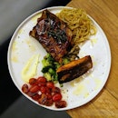 The set meal that I’ll crave after gym - 2 protein (baby ribs & salmon), 1 carb (aglio olio), 2 veggie (broccoli & tomatoes)
.