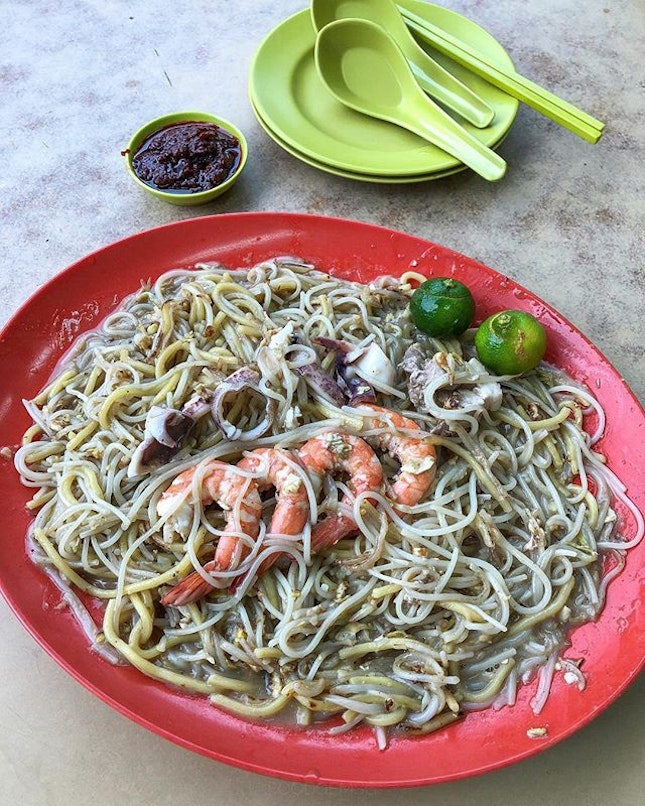 That's what you get at Original Serangoon Fried Hokkien Mee, where the intoxicating aromas of a nicely fried hokkien mee draw you in long before you've reached the entrance.