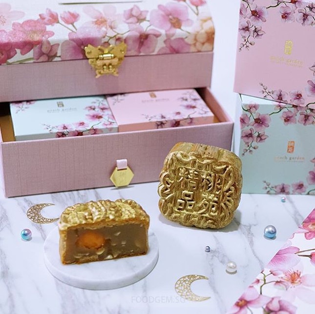 In conjunction with the upcoming Singapore Golden Week (SGW) and joy of the Mid-Autumn Festival, gift these Limited Edition Golden Mooncakes dusted with gold to your loved ones or business partner.