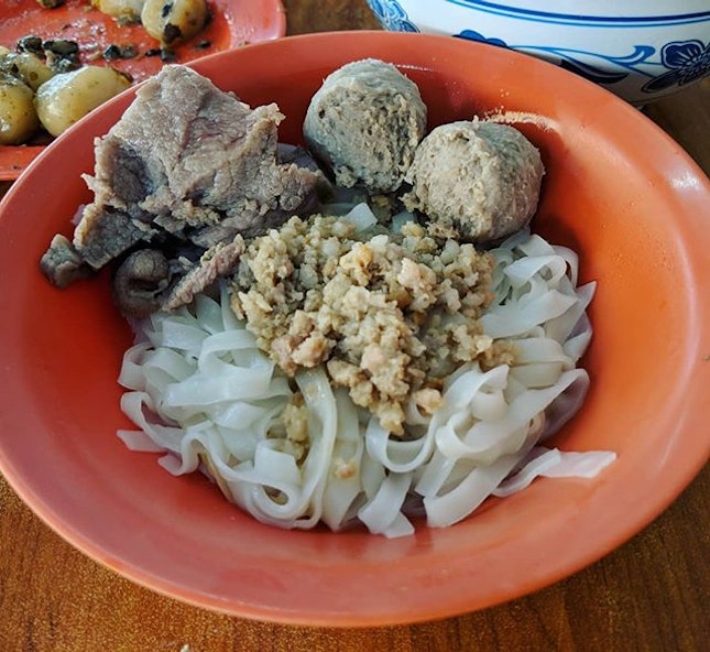 Tasty Handmade Beef Balls
Yong Tau Foo
Hakka Abacus Seeds

So good that...dapaoed extra LOL 😋😋😋 My only regret was not coming here earlier...😥 #burpple 
#sgfoodies
#sgfood