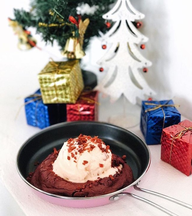 Fancy some savoury bacon & eggs ice cream on a warm red velvet lava molten cookie?