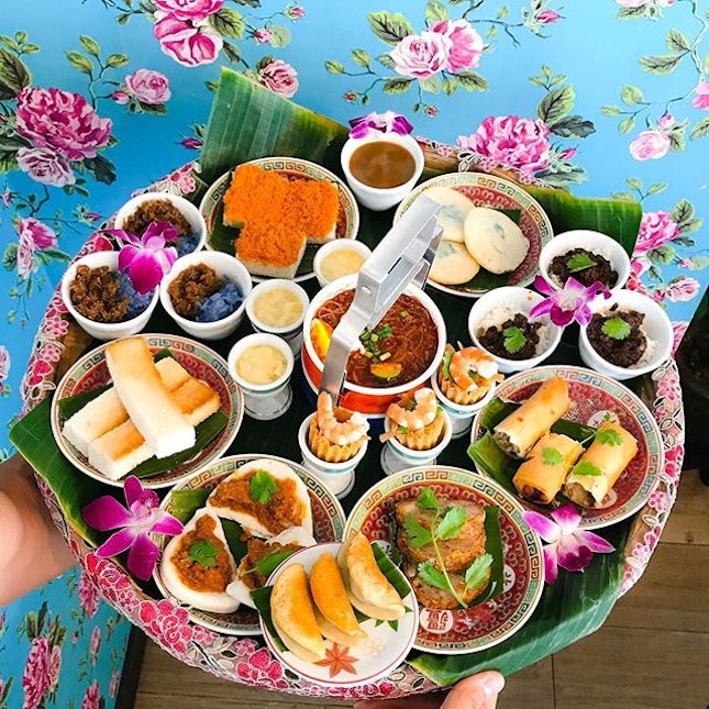 The Peranakan - HOSTED TASTING - High Tea Set (💵S$35++ per pax, Daily 11am - 5.30pm) 🏵
•
ACAMASEATS & TIPS PROMO💮: The High Tea set consists of 11 sedap (Delicious) items & a pot of drink either Coffee or Tea (Choose the Milk Tea) ☕️
Mee Siam, Nasi Buah Keluah, Kueh Pie Tie, Hae Bi Hiam Sandwich, Prawn Ngoh Hiang, Popiah Goreng, Satay Babi Kongbak Pao, Apom Bokwa with Pisang Pengat, Pulot Enti Kelapa, Thick Toast with XO Durian & Kueh Kueh of the Day.