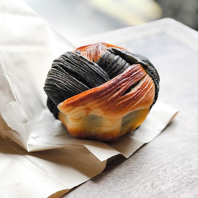 Keong Saik Bakery @keongsaikbakery - Sor Hei (💵S$3.20) A Black & White Danish Pastry with Chocolate Chips.