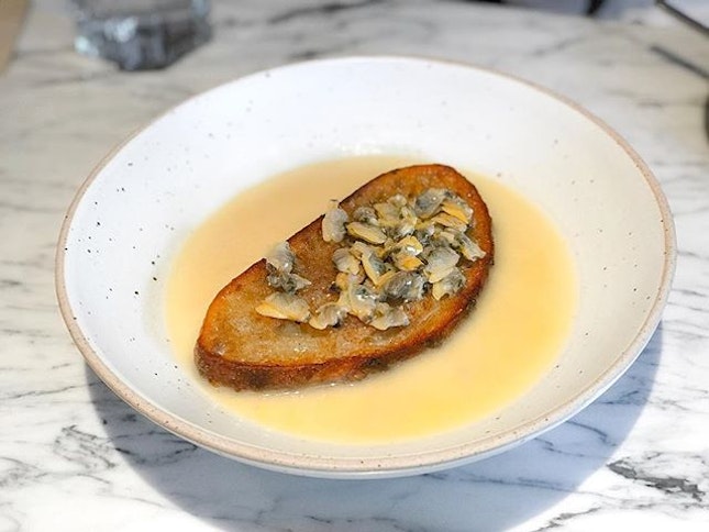 Brine @brine.singapore - Small - Chicken Collagen Veloute, Clams, Toasted Sourdough (💵S$8) 🍲
•
ACAMASEATS & GTK💮: Personally I detest soggy bread, however I love to use it to mop up the remaining sauce or as a dip.