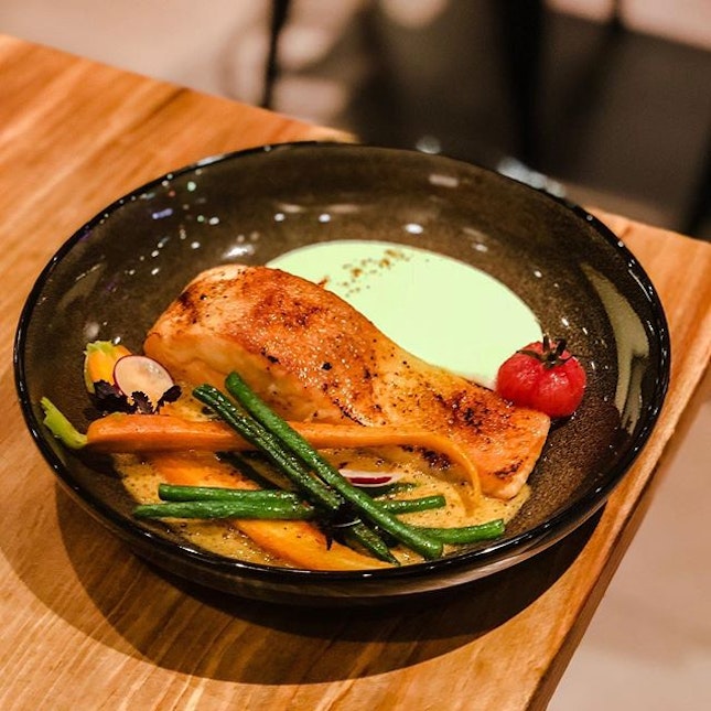 The Communal Place @thecommunalplace - Mains - Miso Salmon (💵S$18) Caramelised Salmon with glazed vegetables and Bouillabaisse foam (180g)
.