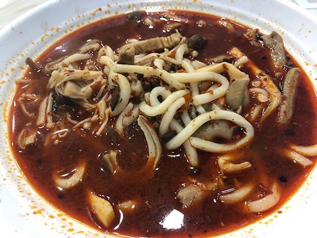 When you order 麻辣烫 but you no say 
小辣，
中辣， or 
大辣 👀🤷🏻‍♀️🤷🏻‍♀️👍🏼✨
🥵 Ablazzing souppp 🌶🌶🌶🌶🍜🥢
🤔 I think the soup version is spy-xier than the dry version 💭
👉🏼 麻辣烫 🥵🌶🌶🌶🌶 🆚 麻辣香锅🌶🌶
👉🏼 Meanwhile, the udon noodles seems to be the ‘Alice’ in the lands of merciless Sichuan peppercorn; oddly finding itself in a strikingly strange but wonderful setting 🧐🤔😄😂😅 #麻辣 #麻辣烫 #中辣