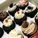 Twelve of CUTE Cupcake with variety of favors. Red Velvet and Oreo is my favorite!