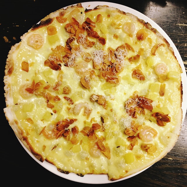 Garlic Snowing Pizza ($22.50++)