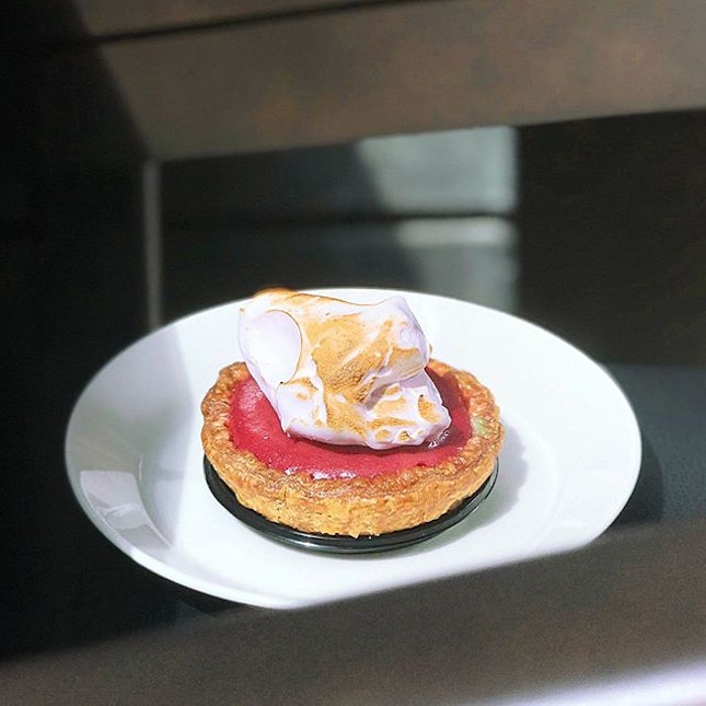 Sakura Raspberry Pie [S$9.00]
・
JW360° Cafe Sakura Raspberry Pie - Matcha & Raspberry Cream Pie topped w Sakura Meringue.