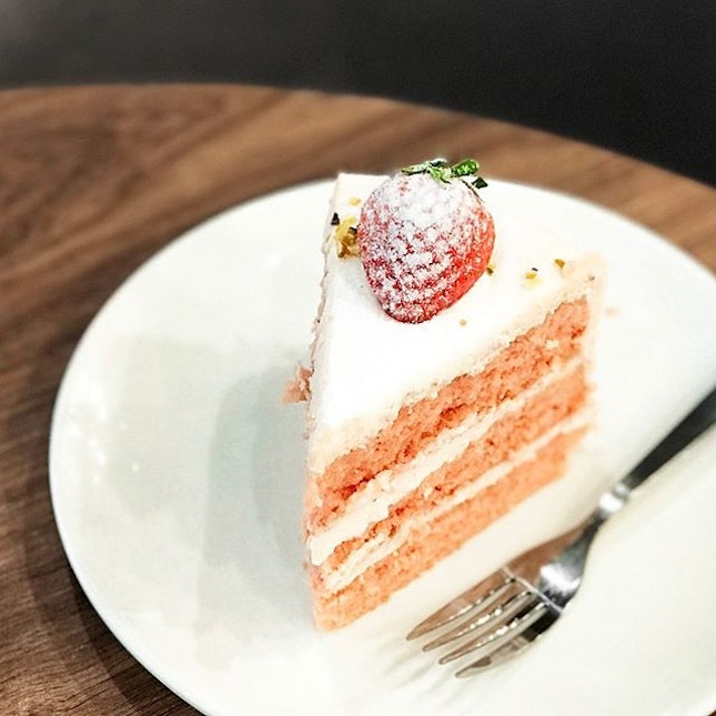 Pink Blush Strawberry Cake [S$8.50]
・
This cake from @CedeleSingapore is similar to their Red Velvet in terms of the texture.