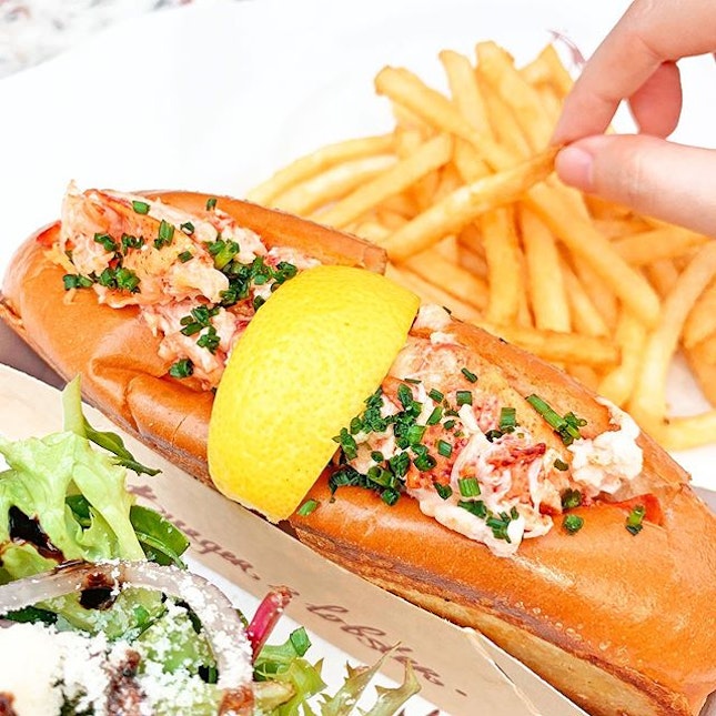 Lobster Roll [S$40.00]
・
Fresh chilled lobster meat tossed in Japanese mayo & topped w chives in toasted brioche roll | Fries | House Salad
・
Hands down to @BurgerAndLobsterSG’s Lobster Roll!