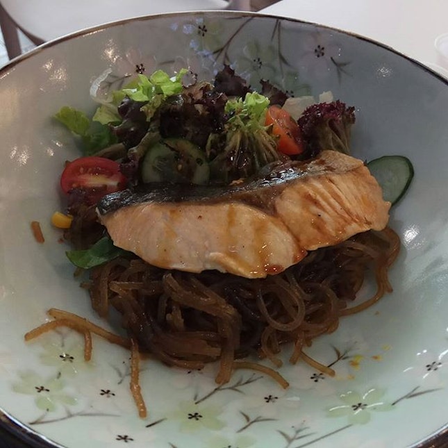 Lunch time Korean munchies :) thanks Omo Omo :) Tank you Salmon bowl - grilled salmon, Korean glass noodles, mixed salad, teriyaki sauce & Fried dumplings set menu

#omoomo #newrestaurant #singaporesportshub #kallangwavemall #singapore #singaporeeats #food #instaeats #instafood #sgfoodie #sgfood #fulltummy #yummy #burpple #burpplesg #lovefood #munchies #lunch #koreanfood #salmon #glassnoodles #dumplings