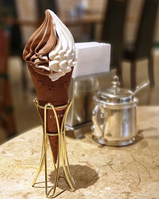 Must Have in Japan : CREMIA クレミア 🍦🤤
:
:
#japan #日本 #kyushu #九州 #fukuoka #福岡 #holiday #holidays #tourist #food #foodie #foodies #burpple #foodporn #instafood #gourmet #foodstagram #yummy #yum #foodphotography #cremia #クレミア #languedechat #cone #icecream #softserve #musthave #chocolate #vanilla